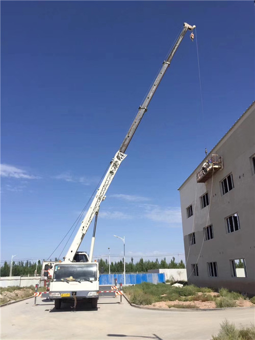 庆城县“轻装强干”—— 吊车的 “轻量化臂架” 技术